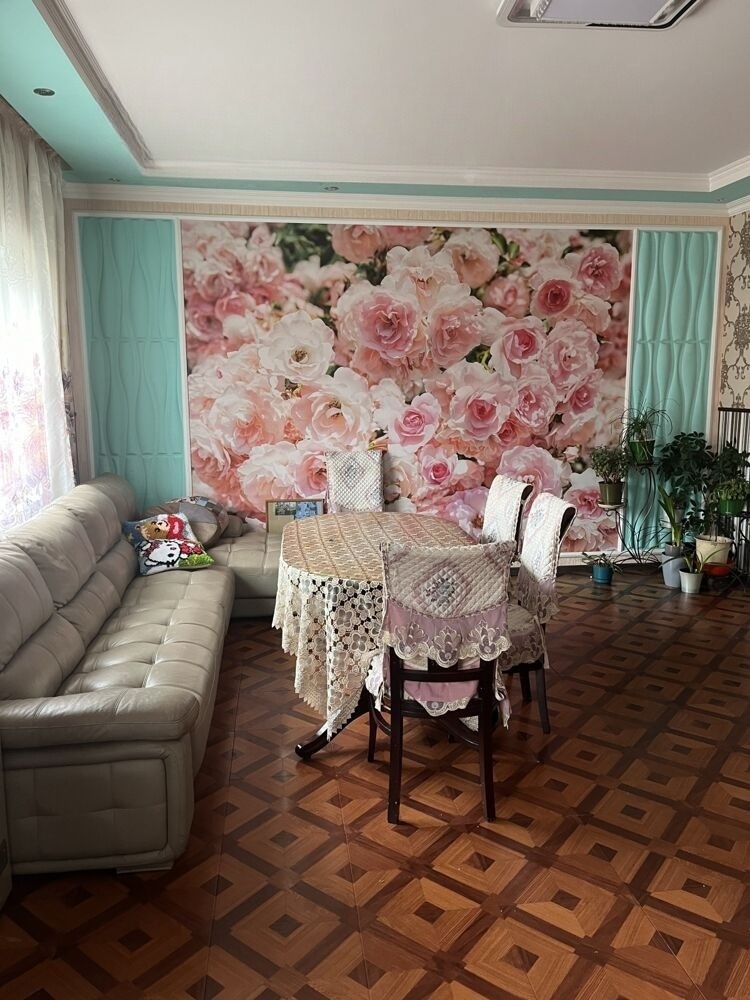 Продам дом, 7 комнат, 298 м², этажей: 2, участок: 6 соток в собственности