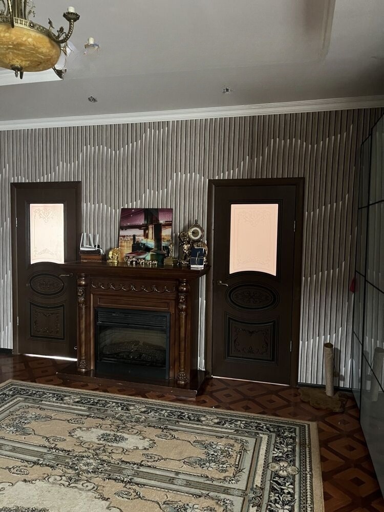 Продам дом, 7 комнат, 298 м², этажей: 2, участок: 6 соток в собственности