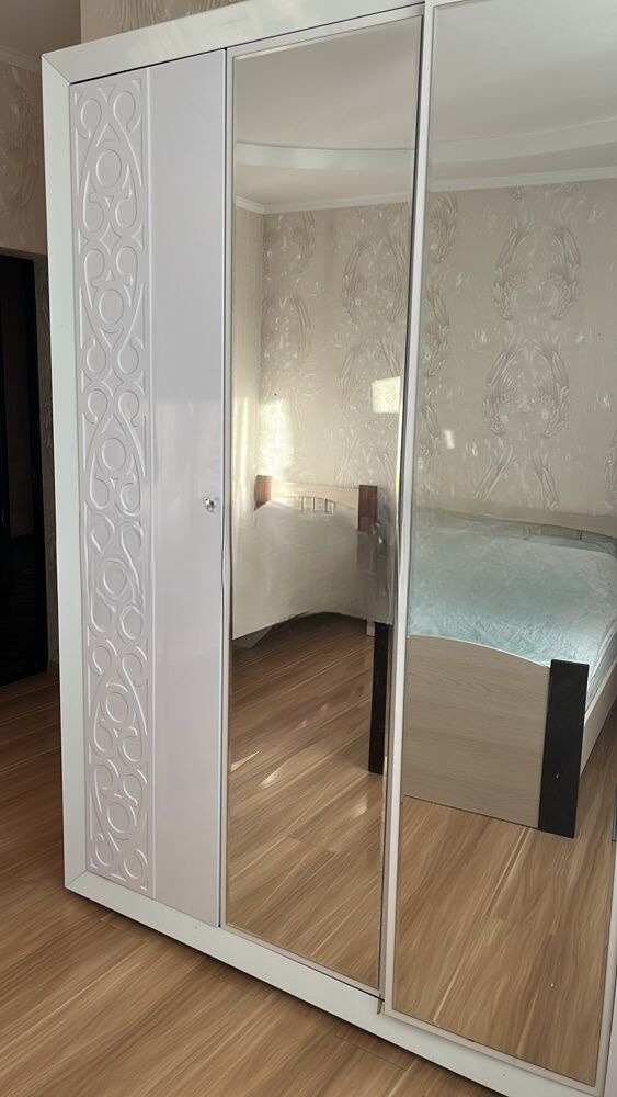 Продам дом, 7 комнат, 298 м², этажей: 2, участок: 6 соток в собственности