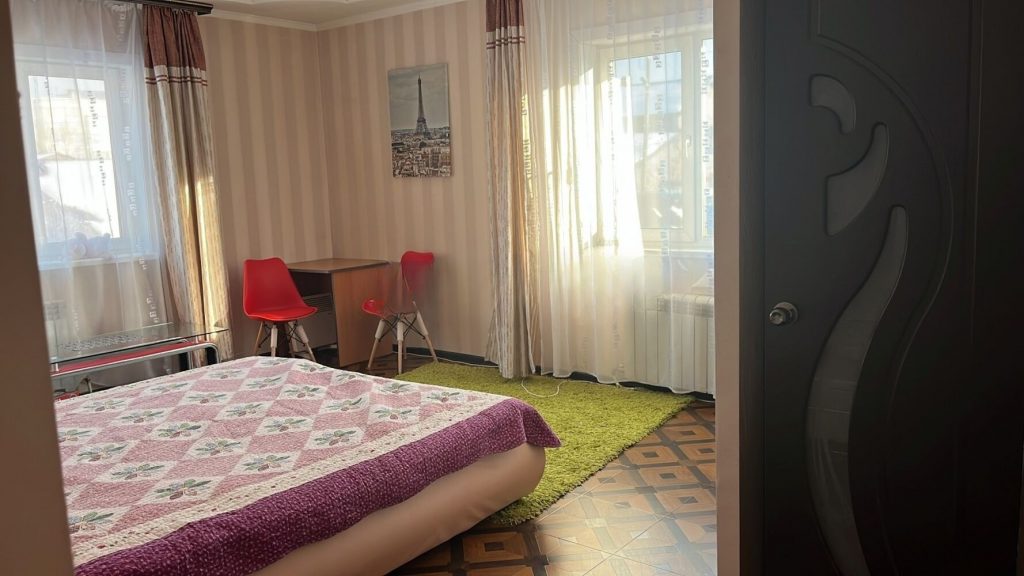 Продам дом, 7 комнат, 298 м², этажей: 2, участок: 6 соток в собственности