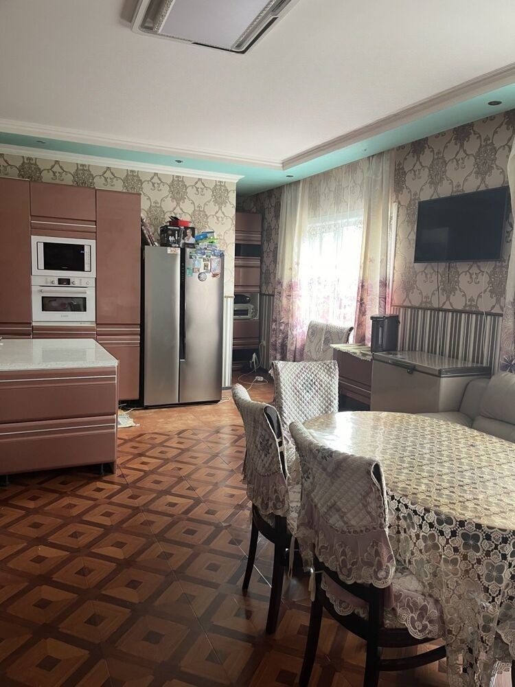 Продам дом, 7 комнат, 298 м², этажей: 2, участок: 6 соток в собственности