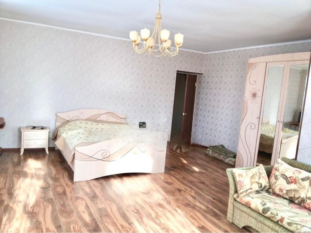 Продам дом, 4 комнаты, 200 м², этажей: 2, участок: 14 соток в собственности