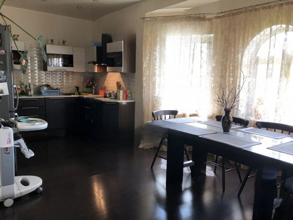 Продам дом, 5 комнат, 180 м², этажей: 2, участок: 7,3 сотки в собственности