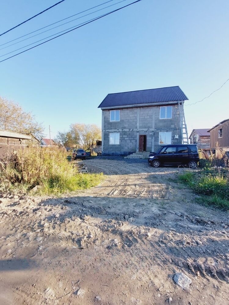 Продам дом, 5 комнат, 180 м², этажей: 2, участок: 6 соток в собственности