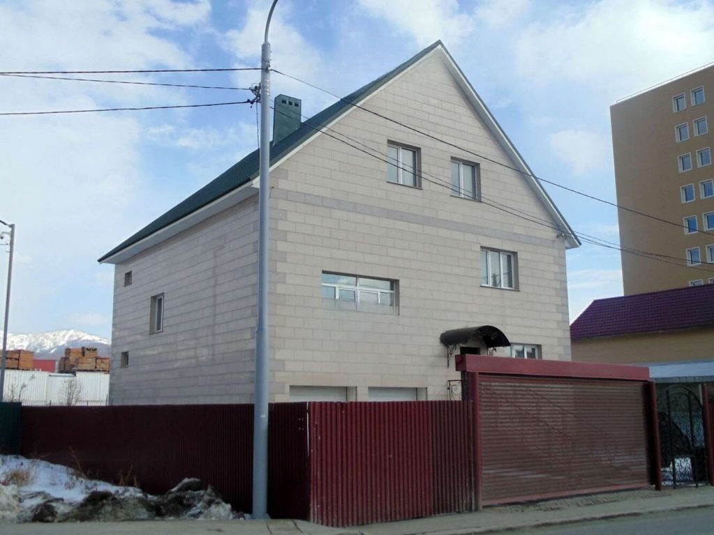 Продам дом, 7 комнат, 435 м², этажей: 3, участок: 11,4 сотки в собственности