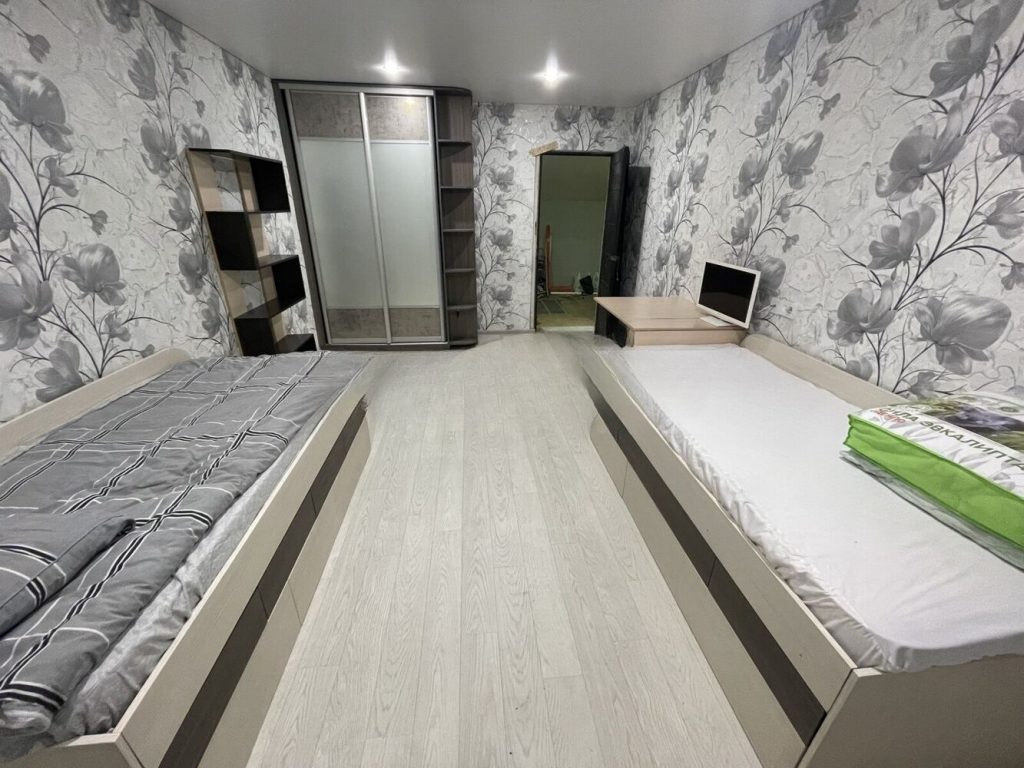 Продам дом, 7 комнат, 255 м², этажей: 2, участок: 8,81 сотки в собственности
