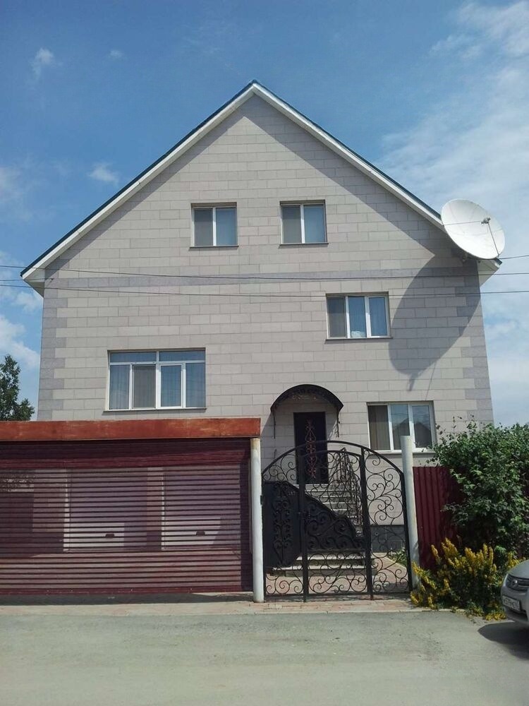 Продам дом, 7 комнат, 435 м², этажей: 3, участок: 11,4 сотки в собственности