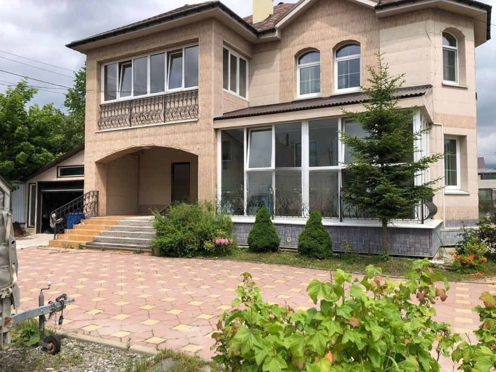 Продам дом, 4 комнаты, 200 м², этажей: 2, участок: 14 соток в собственности
