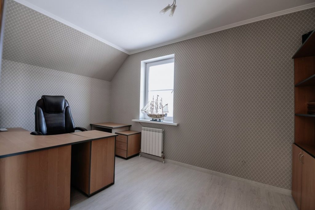 Продам дом, 5 комнат, 279 м², этажей: 3, участок: 10 соток в собственности