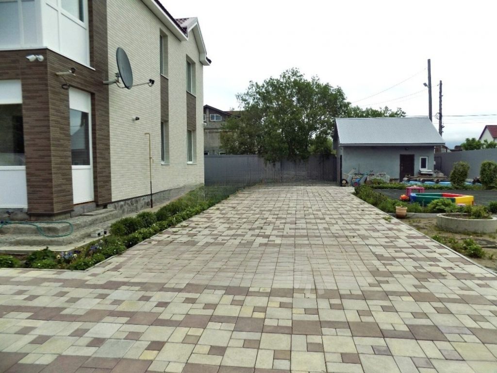 Продам дом, 5 комнат, 206 м², этажей: 2, участок: 14 соток в собственности