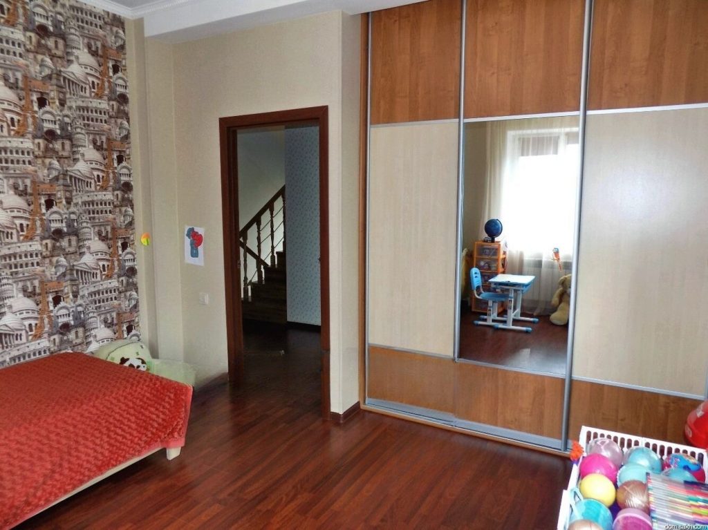 Продам дом, 5 комнат, 206 м², этажей: 2, участок: 14 соток в собственности