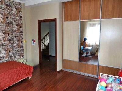 Продам дом, 5 комнат, 206 м², этажей: 2, участок: 14 соток в собственности