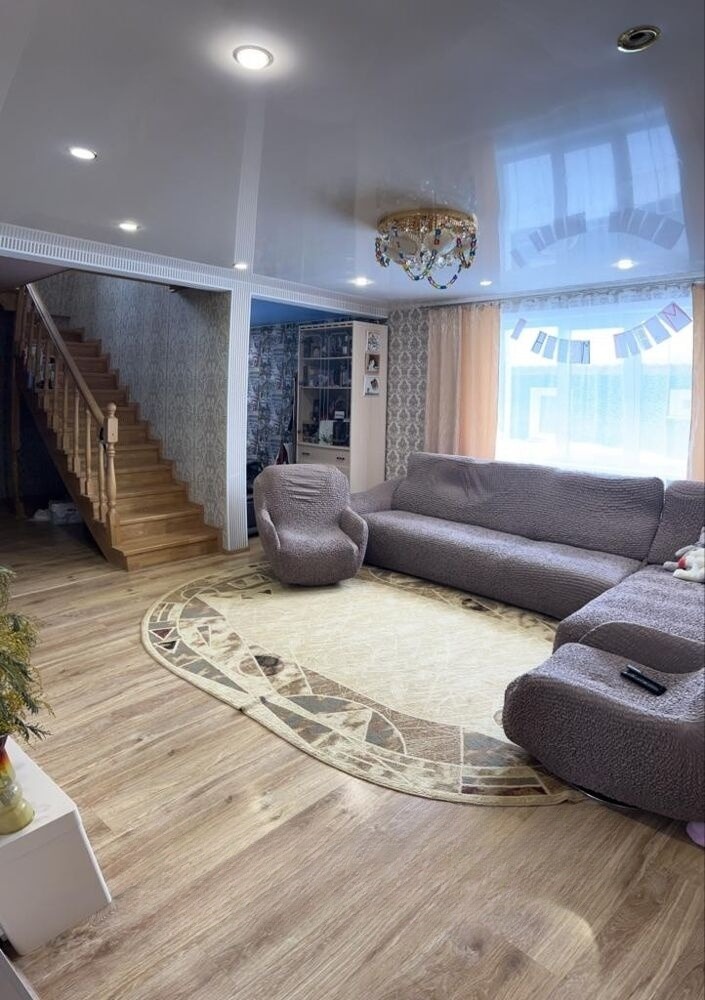 Продам дом, 5 комнат, 210 м², этажей: 2, участок: 15 соток в собственности