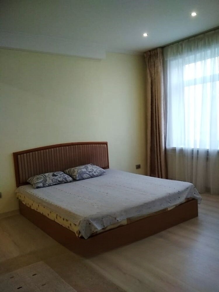 Сдам квартиру, 3 комнаты, сталинка, 67 м², этаж: 3/3