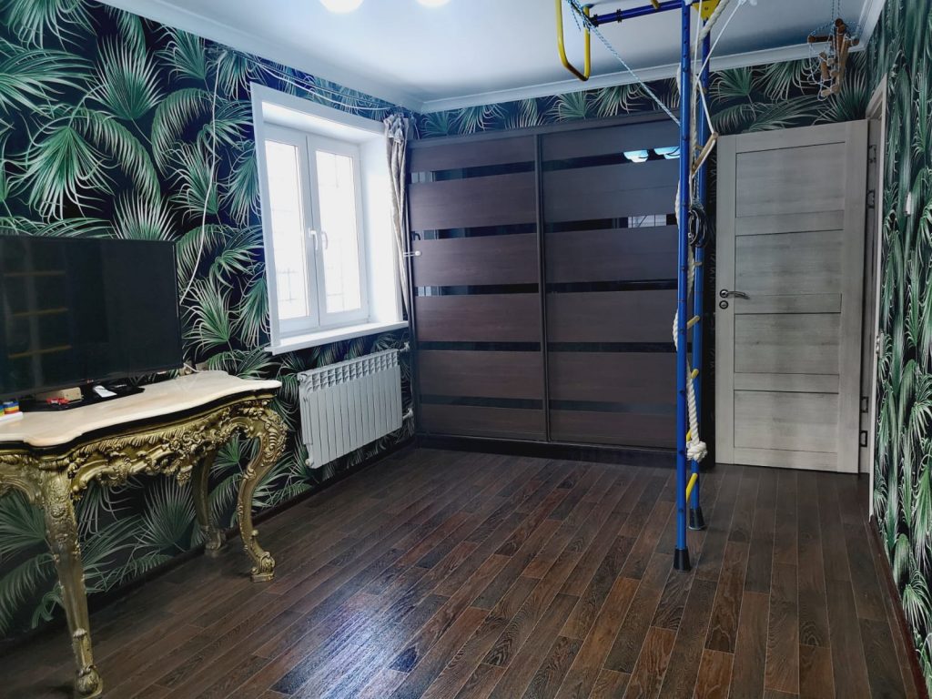 Продам квартиру, 3 комнаты, брежневка, 61 м², этаж: 1/5