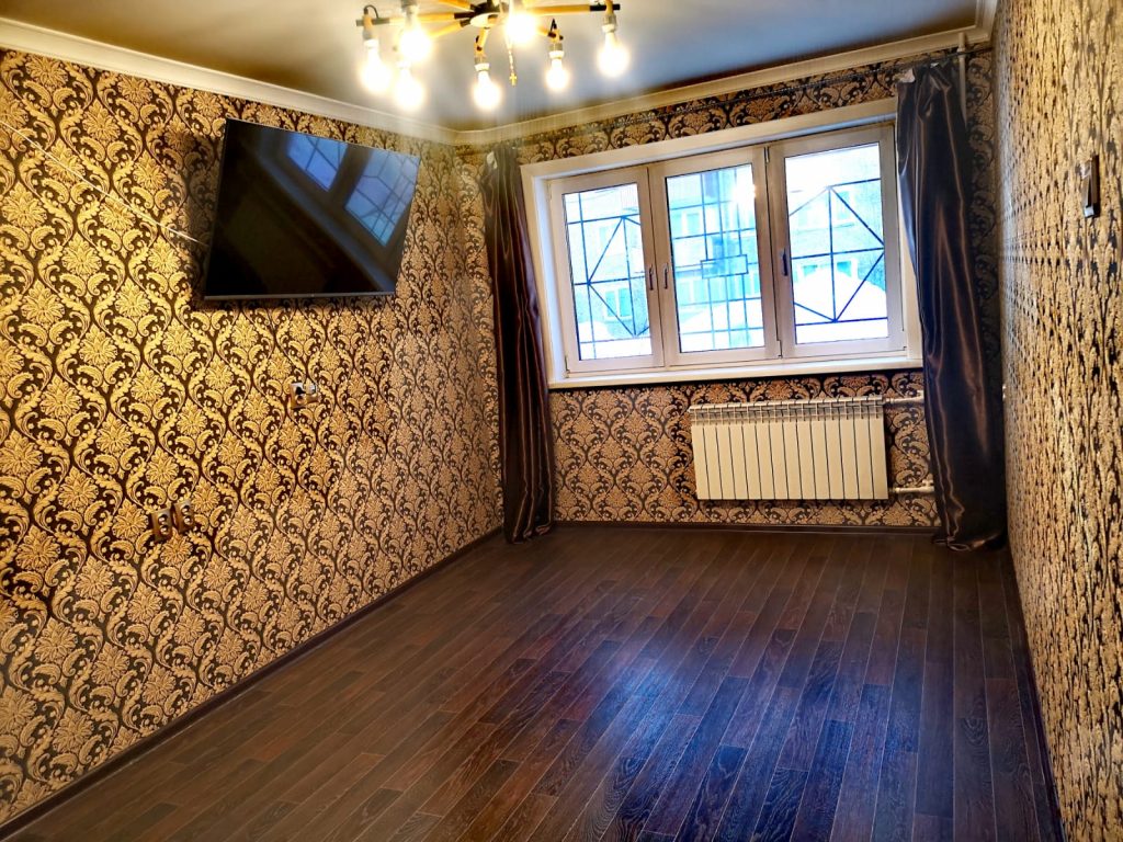 Продам квартиру, 3 комнаты, брежневка, 61 м², этаж: 1/5