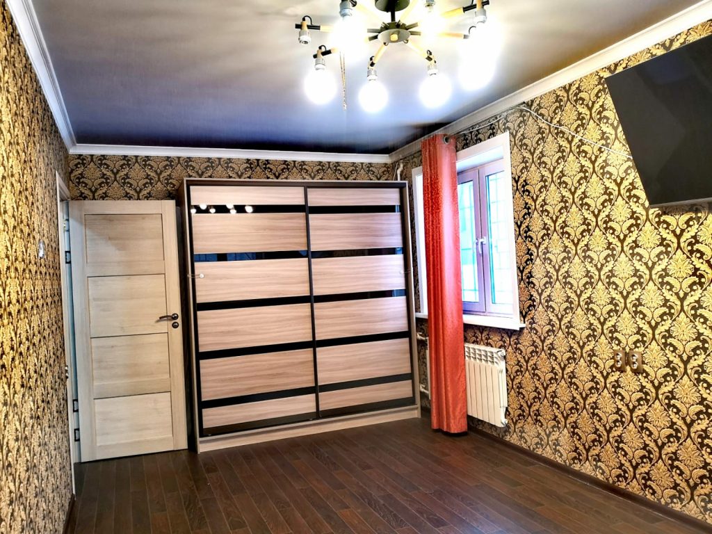Продам квартиру, 3 комнаты, брежневка, 61 м², этаж: 1/5