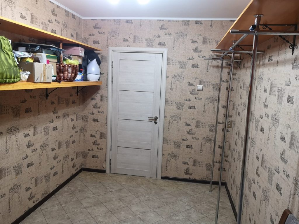 Продам квартиру, 3 комнаты, брежневка, 61 м², этаж: 1/5