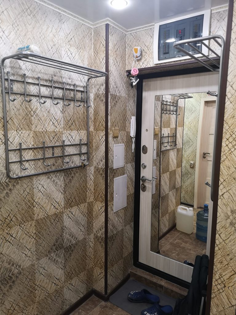 Продам квартиру, 3 комнаты, брежневка, 61 м², этаж: 1/5