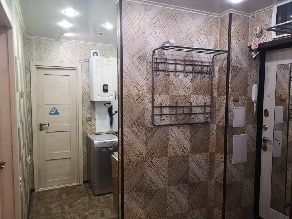 Продам квартиру, 3 комнаты, брежневка, 61 м², этаж: 1/5