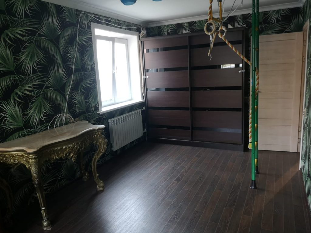 Продам квартиру, 3 комнаты, брежневка, 61 м², этаж: 1/5