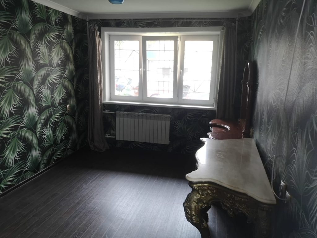 Продам квартиру, 3 комнаты, брежневка, 61 м², этаж: 1/5