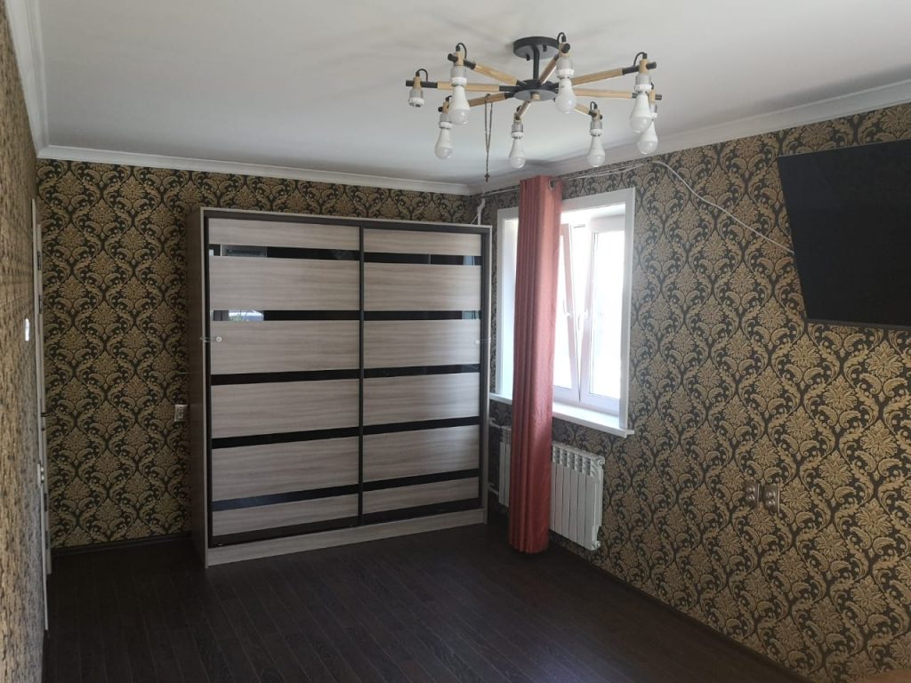 Продам квартиру, 3 комнаты, брежневка, 61 м², этаж: 1/5