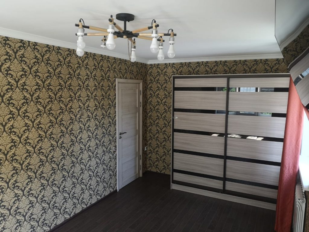 Продам квартиру, 3 комнаты, брежневка, 61 м², этаж: 1/5