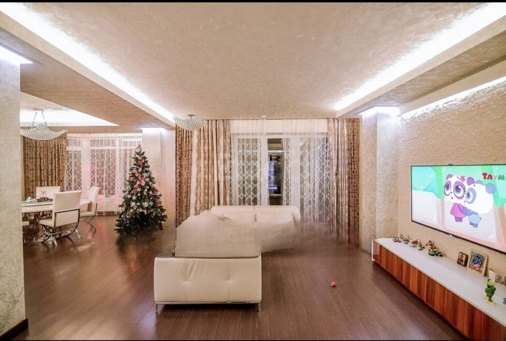 Продам дом, 7 комнат, 500 м², этажей: 3, участок: 11 соток в собственности