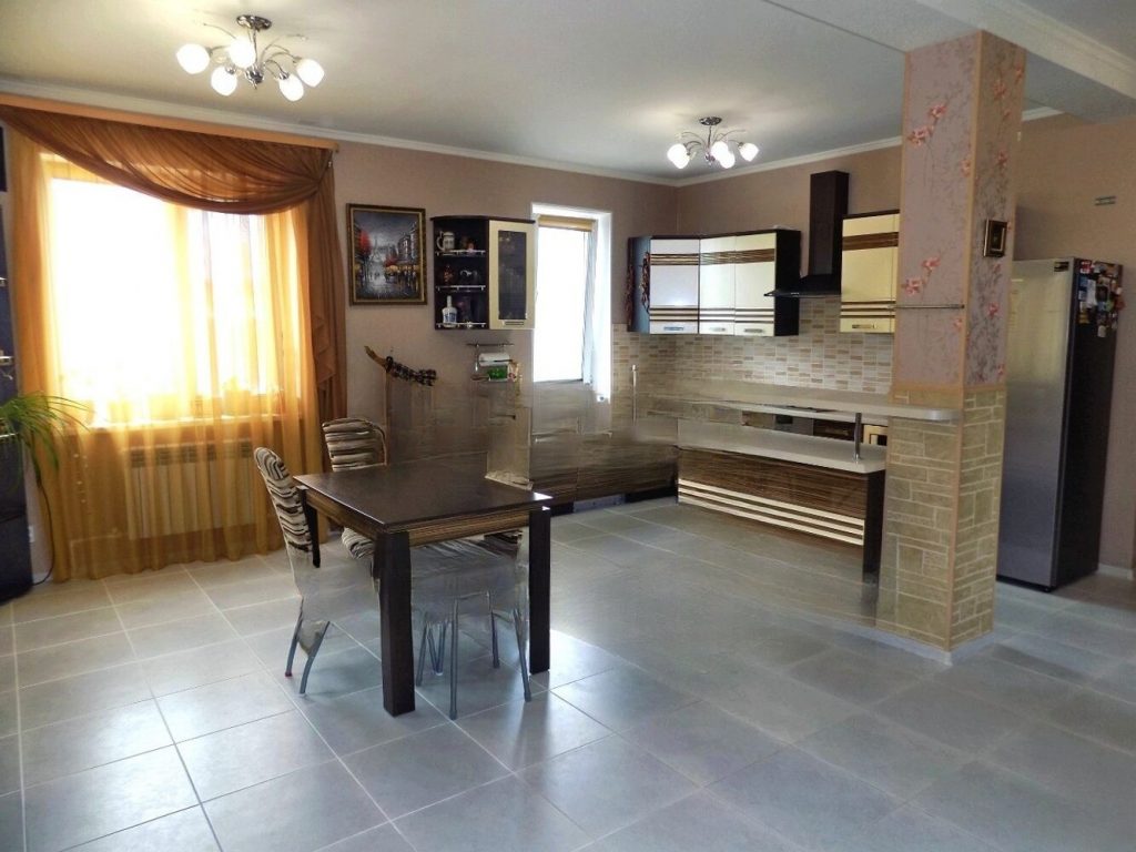 Продам дом, 5 комнат, 206 м², этажей: 2, участок: 14 соток в собственности