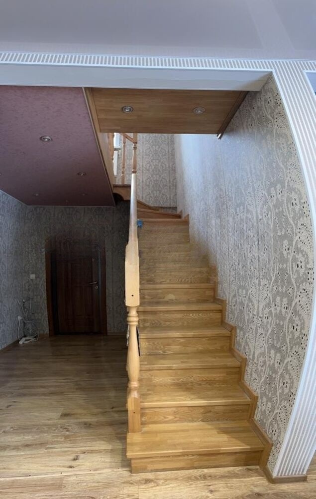 Продам дом, 5 комнат, 210 м², этажей: 2, участок: 15 соток в собственности