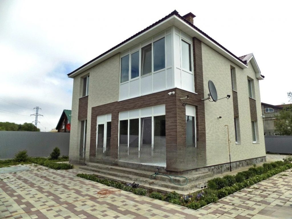 Продам дом, 5 комнат, 206 м², этажей: 2, участок: 14 соток в собственности