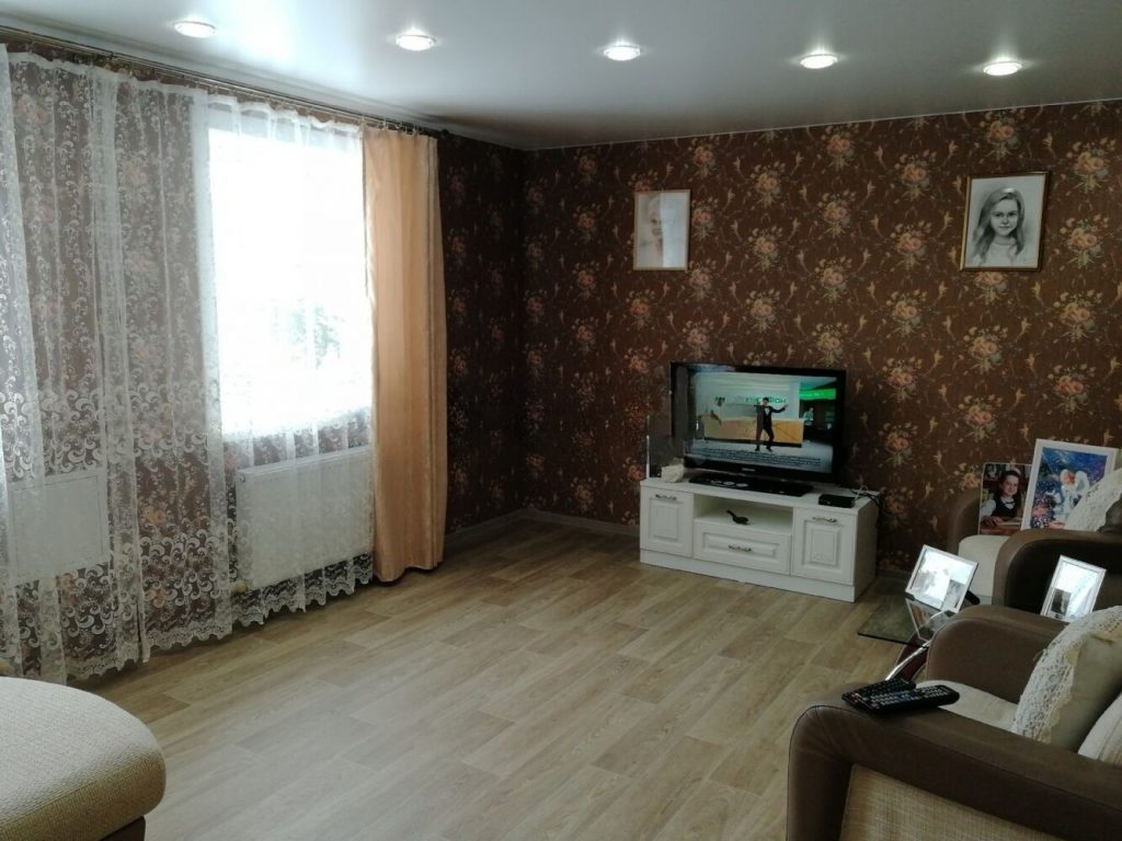 Продам дом, 5 комнат, 210 м², этажей: 2, участок: 15 соток в собственности