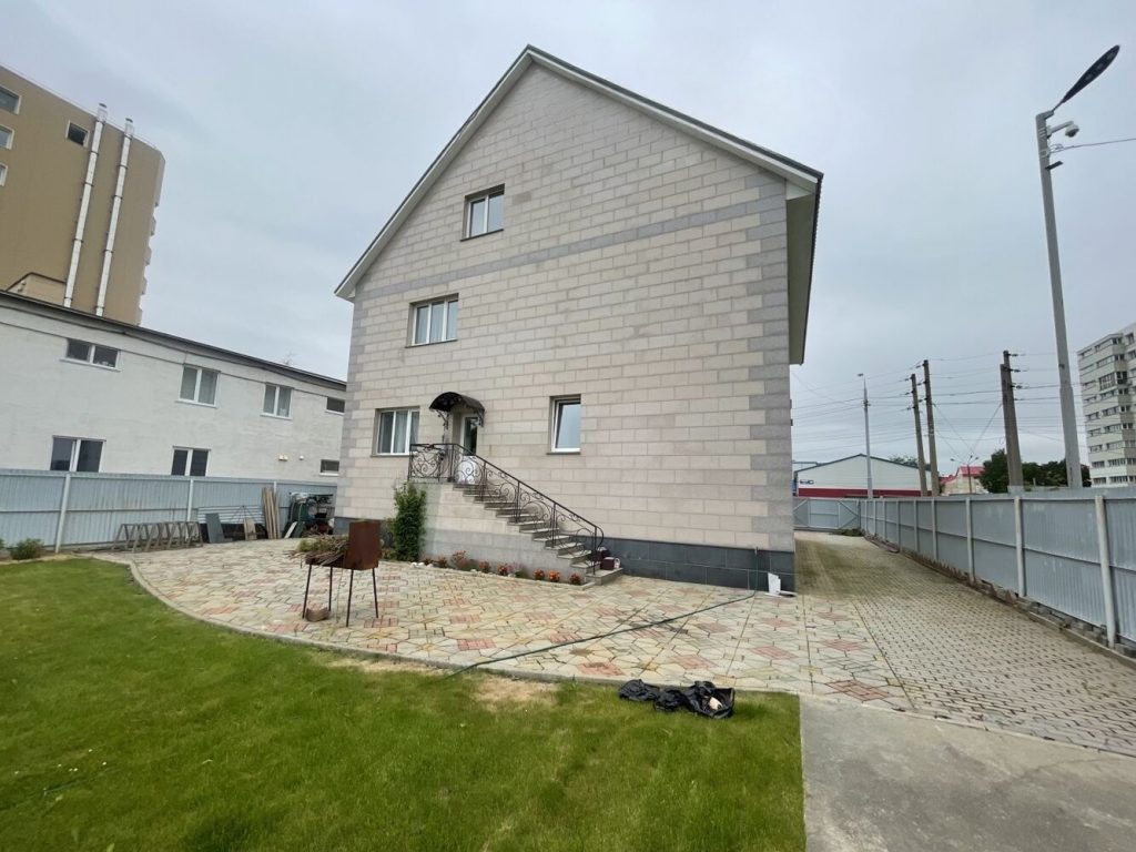 Продам дом, 7 комнат, 435 м², этажей: 3, участок: 11,4 сотки в собственности