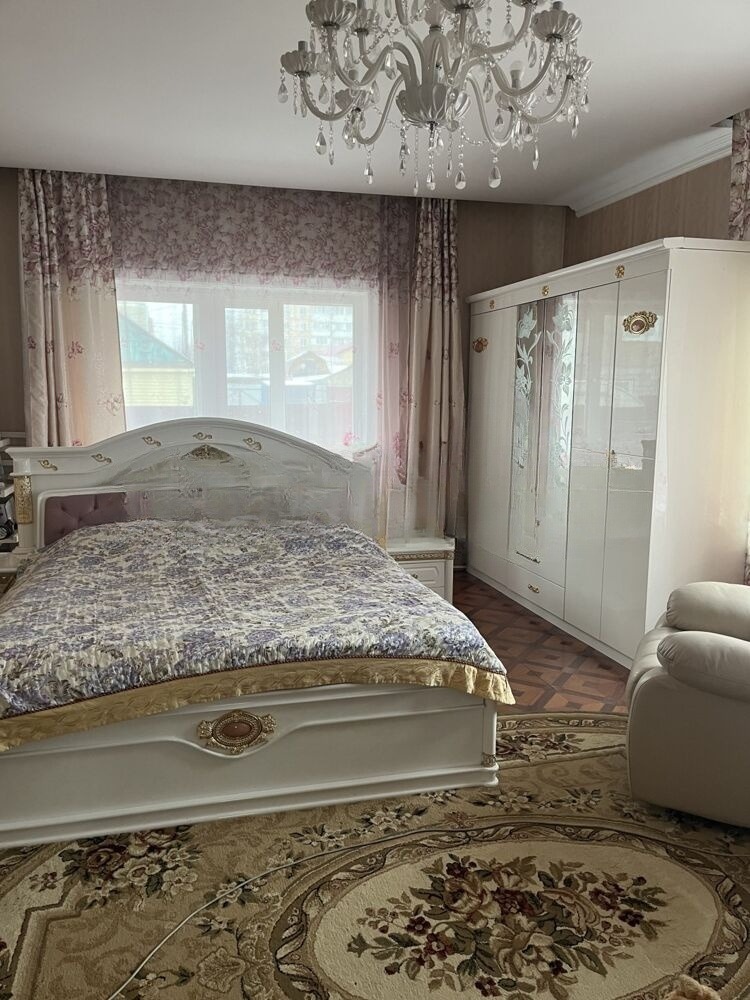 Продам дом, 7 комнат, 298 м², этажей: 2, участок: 6 соток в собственности