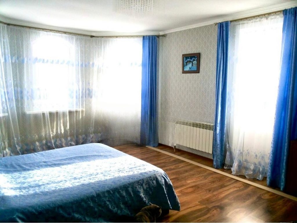 Продам дом, 4 комнаты, 200 м², этажей: 2, участок: 14 соток в собственности