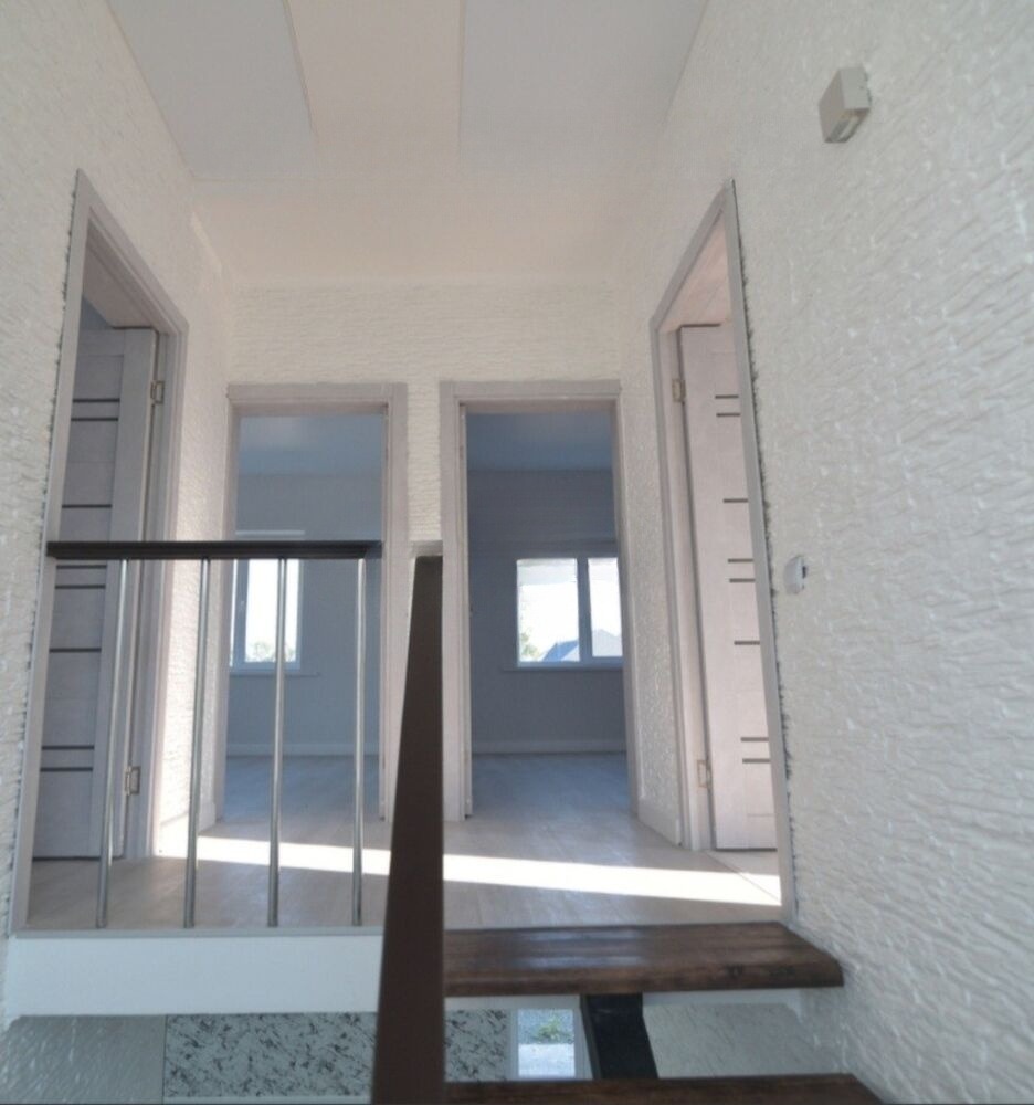 Продам дом, 5 комнат, 180 м², этажей: 2, участок: 9 соток в собственности