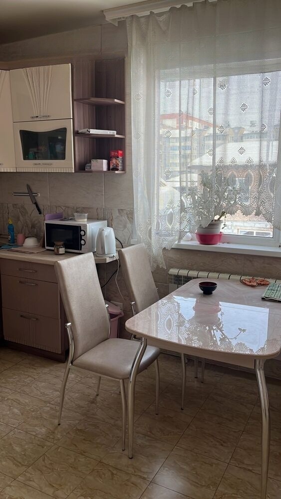 Продам дом, 7 комнат, 298 м², этажей: 2, участок: 6 соток в собственности