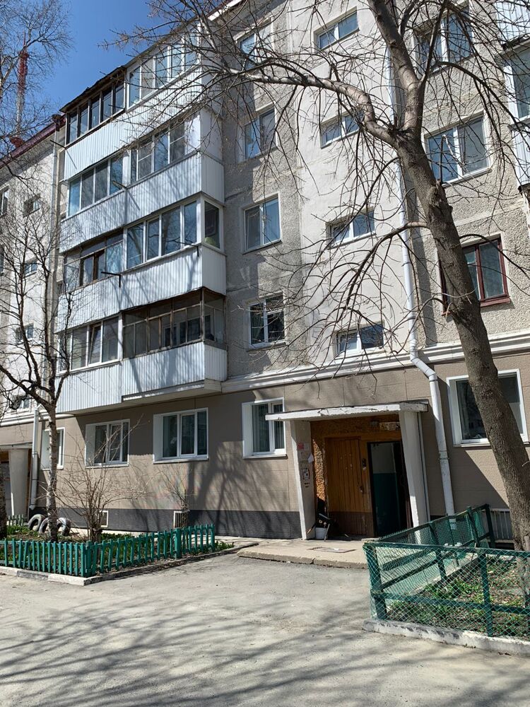 Продам квартиру, 3 комнаты, брежневка, 61 м², этаж: 5/5